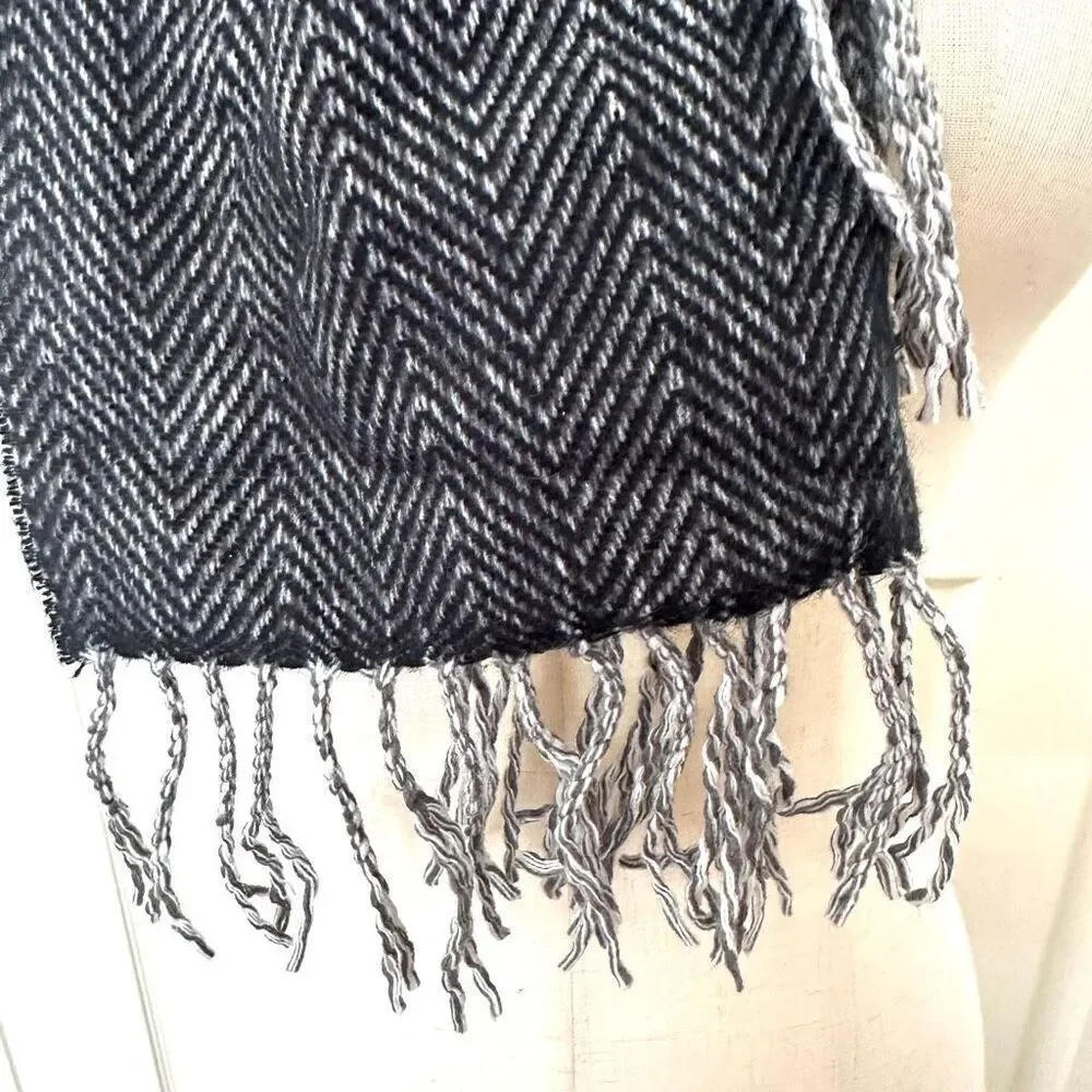 D&Y Softer Than Cashmere Gray Plaid Fringe scarf